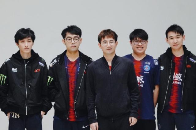 下展现出一 下展现出一